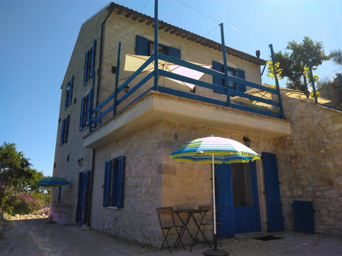 La Casa Dalle Finestre Blu Abbateggio Exterior photo